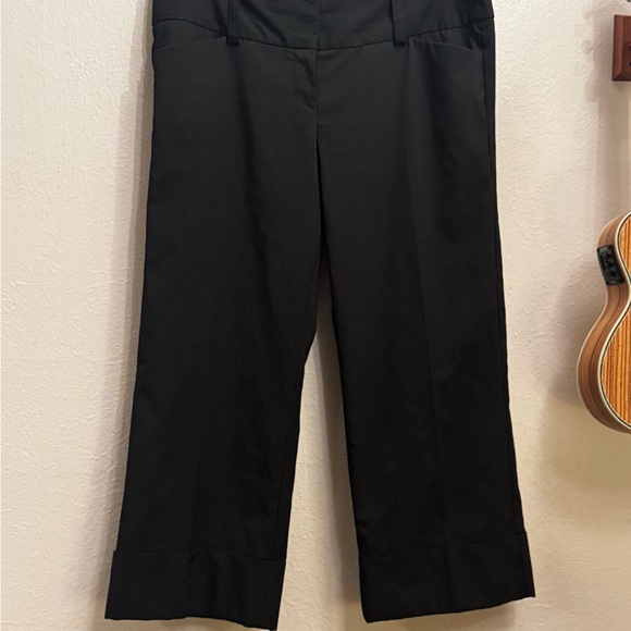 ✨ Express Women's Black Pinstriped Capris ✨ - Picture 1 of 6